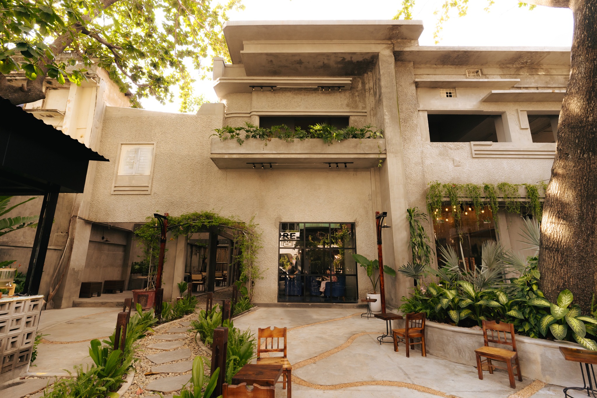Không gian sân và cây xanh tại Rure Coffee Tea